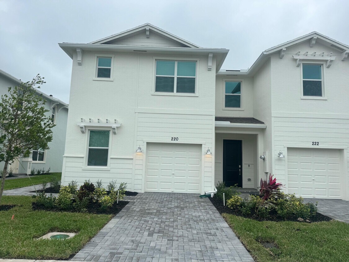 Foto principal - 220 SE Woodbark St