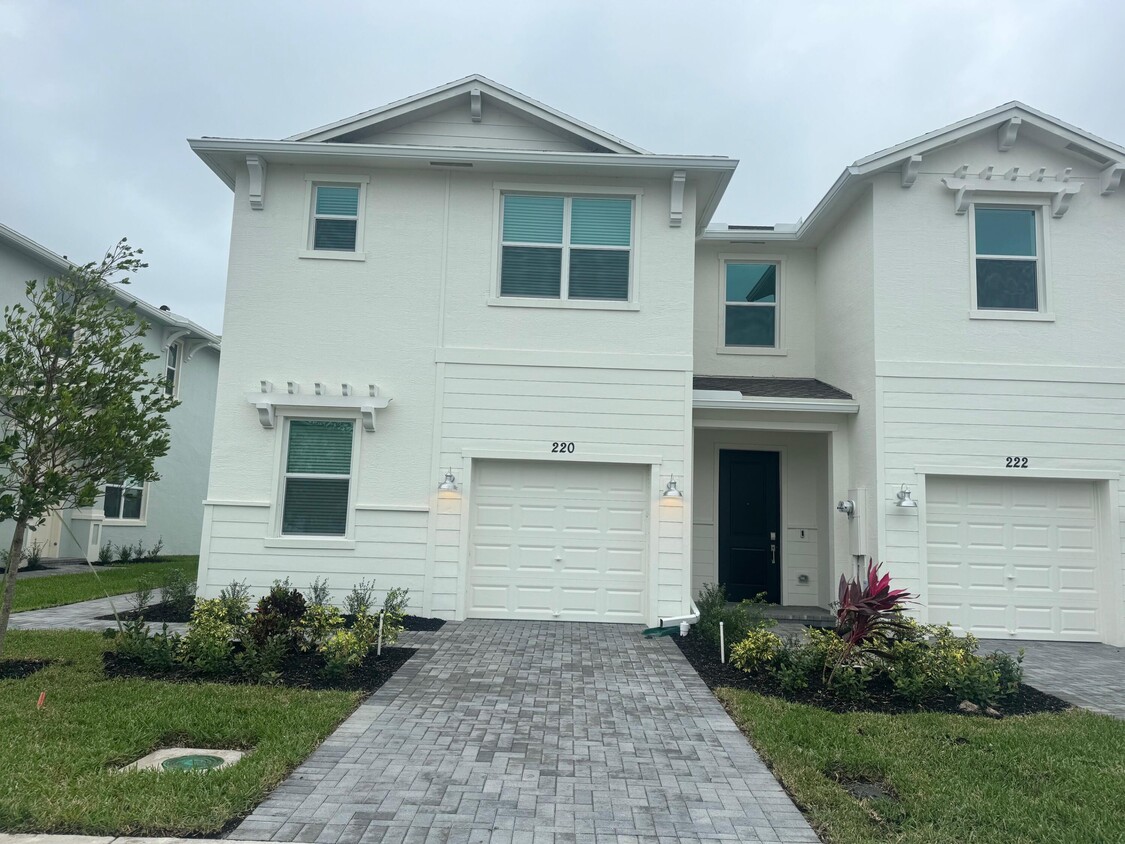 Foto principal - 220 SE Woodbark St