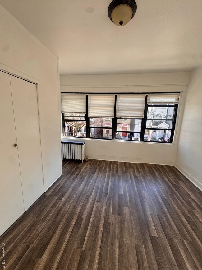 Foto del edificio - 583 Van Nest Ave