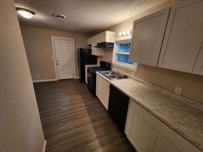 Foto del edificio - Spacious 2-Bedroom, 1-Bathroom Home AVAILABLE NOW!!