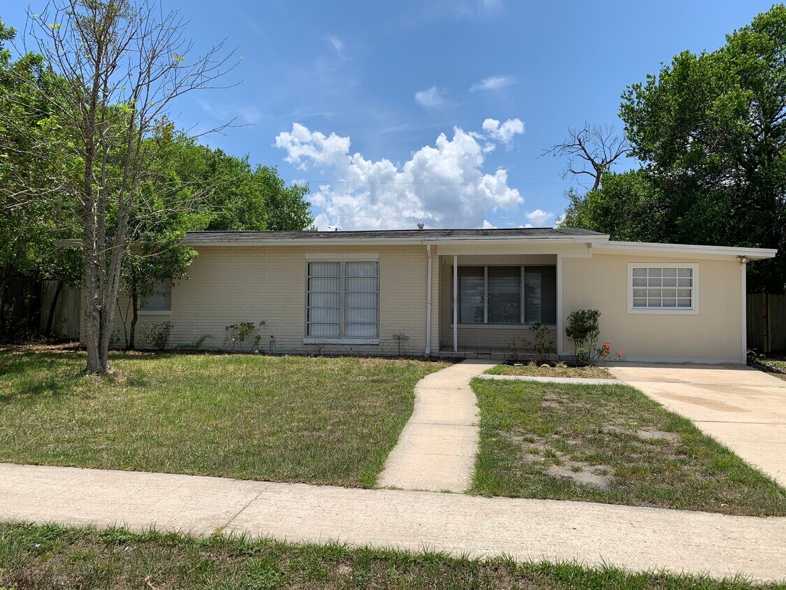 2 Bed 1 bath with bonus room! 1,500 House for Rent in Deltona, FL