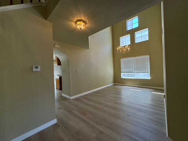 Building Photo - Beautiful home 4Bedrooms and 3Baths.