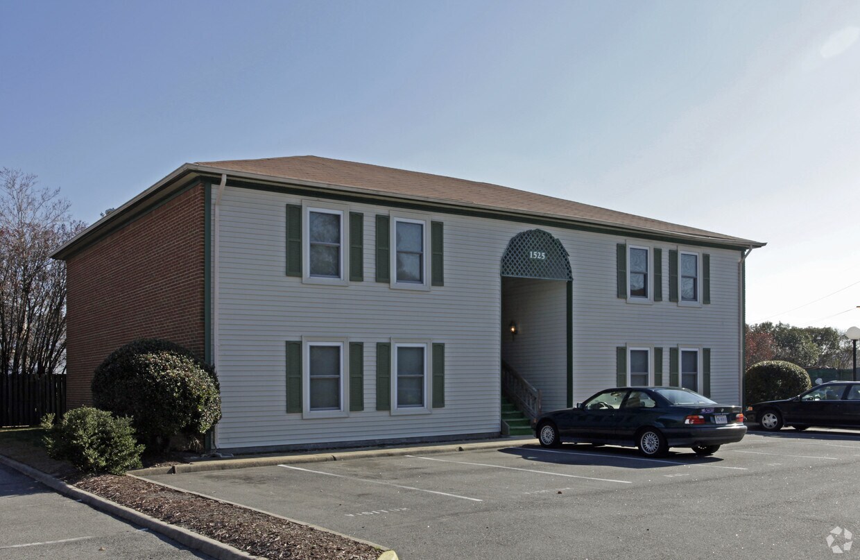Primary Photo - Green Meadows Apartments