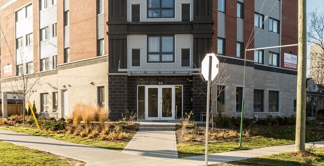 Building Photo - 86 University Av W