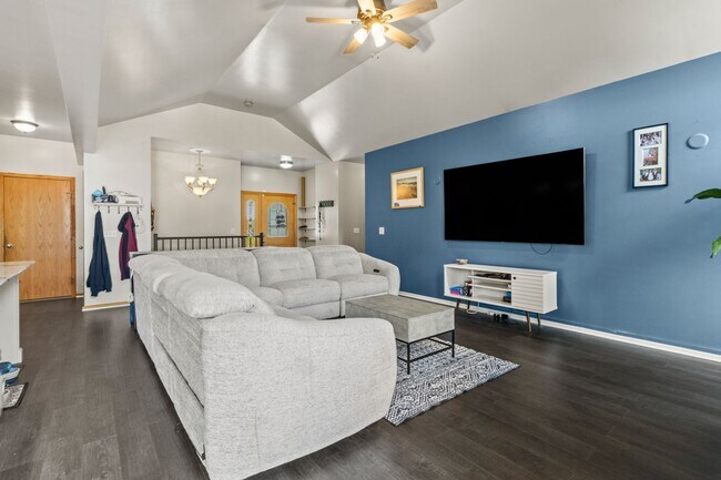 Foto del edificio - Bright 4-Bedroom with Open Layout & Large Finished Lower Level!!