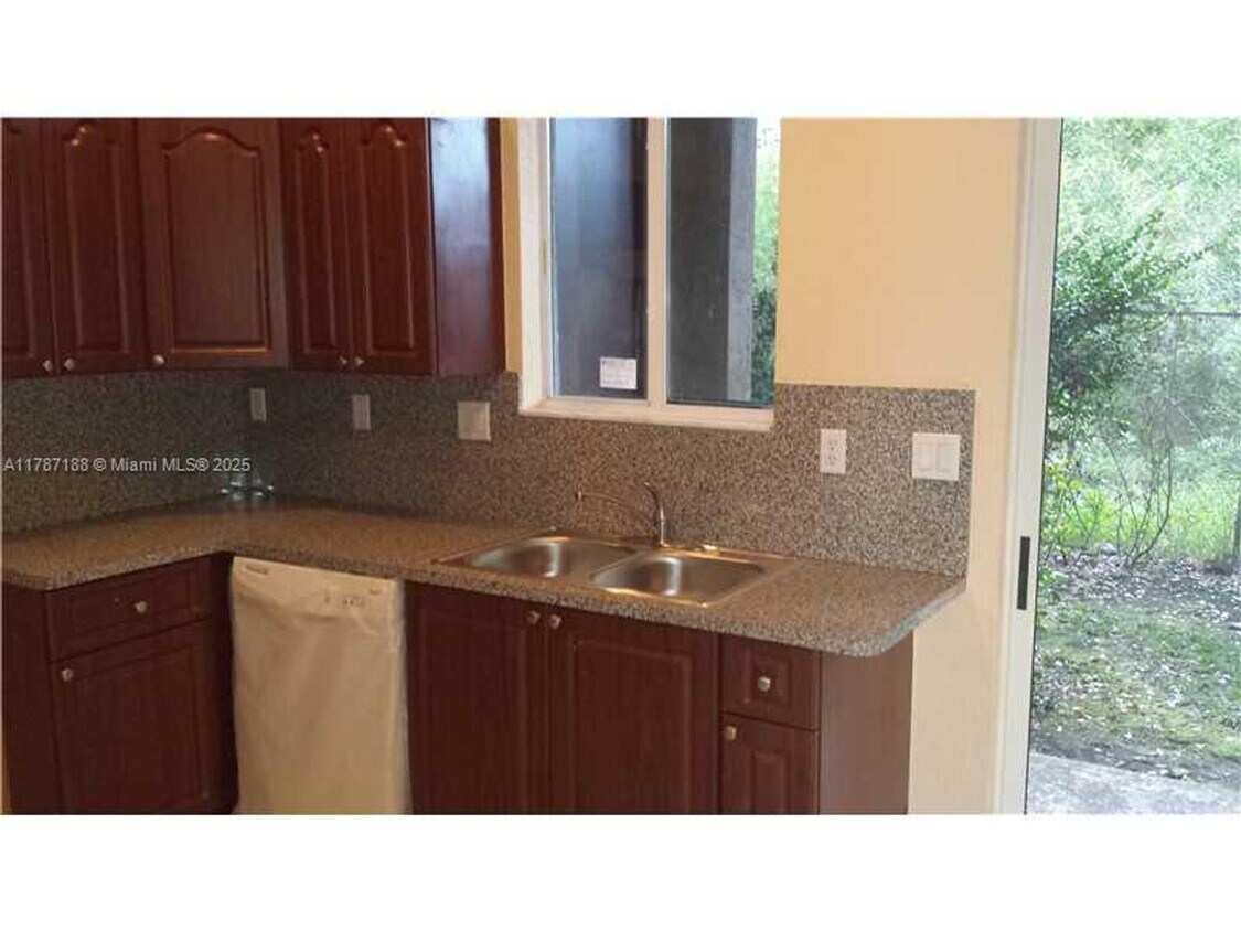 Foto principal - 21205 NW 14th Pl