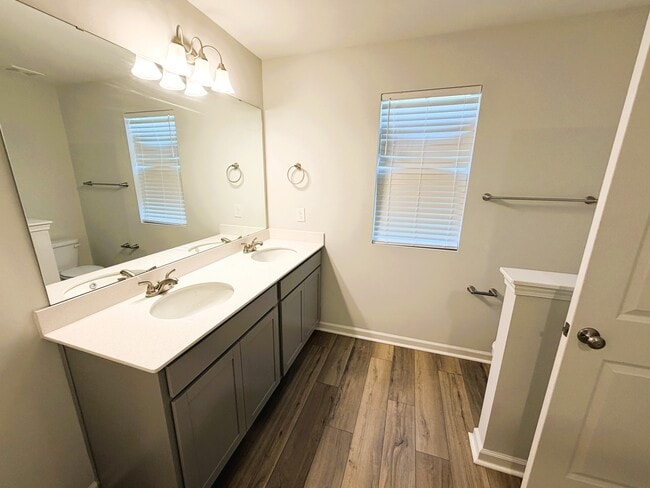 Building Photo - 2116 Mapleton Dr