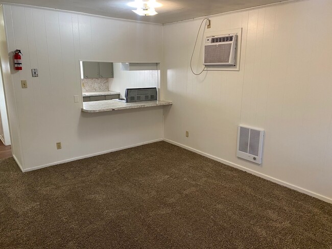 Livingroom/dining area - 2401 Addiebelle St