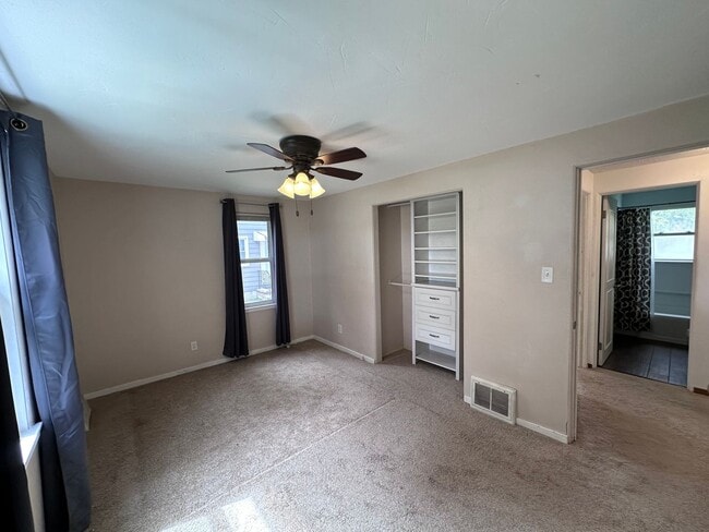 Building Photo - SPACIOUS 2 BEDROOM 1 BATH HOME