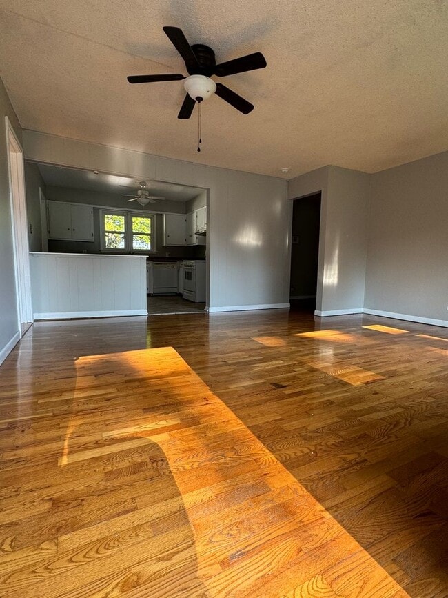 Building Photo - Adorable 3 bedroom 1 bath on the Eastside!