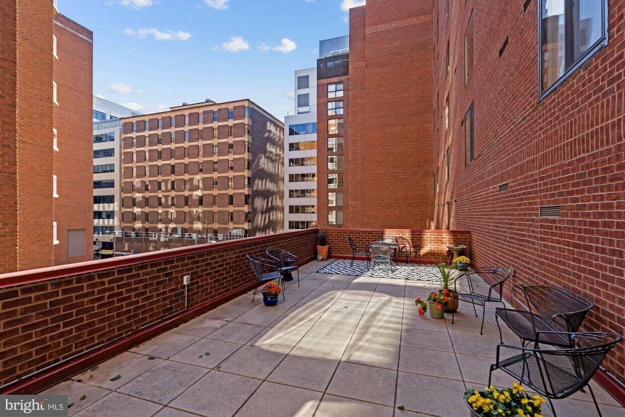 Primary Photo - 1099 22nd St NW