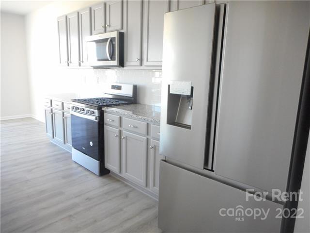 Building Photo - 3058 Eastcott Ave