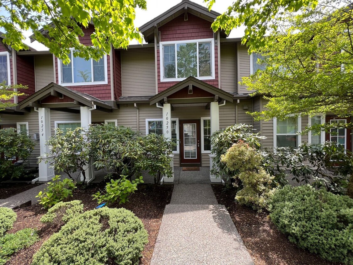 Primary Photo - 10250 NE Snoqualmie Street ~ Spacious Town...