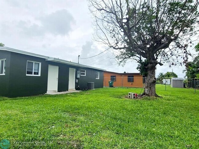 Foto del edificio - 10850 SW 221st St Rd