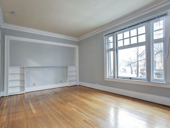 Building Photo - Beautiful 1 Bed w/ Hardwoods on NW Couch &...