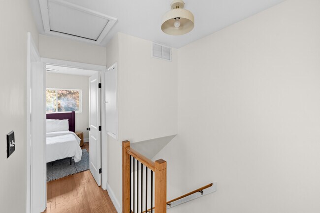 Building Photo - 125 Urell Pl NE