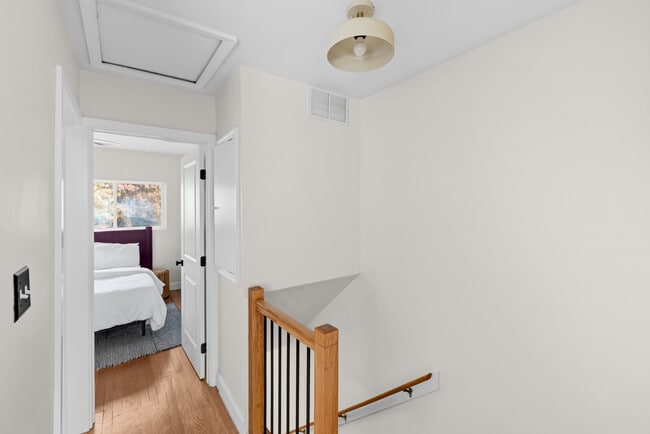 Foto del edificio - 125 Urell Pl NE