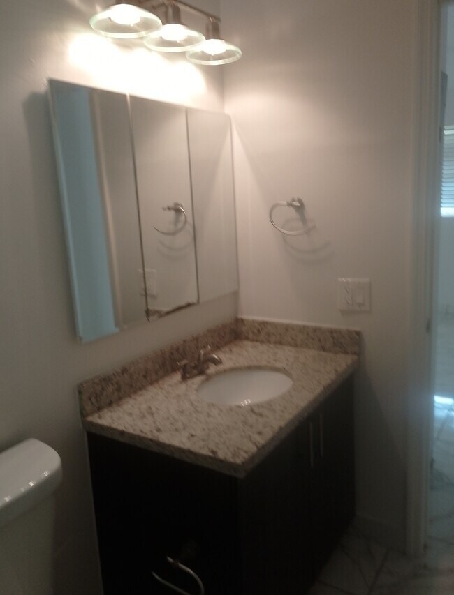 Foto del edificio - 2241 Monroe St