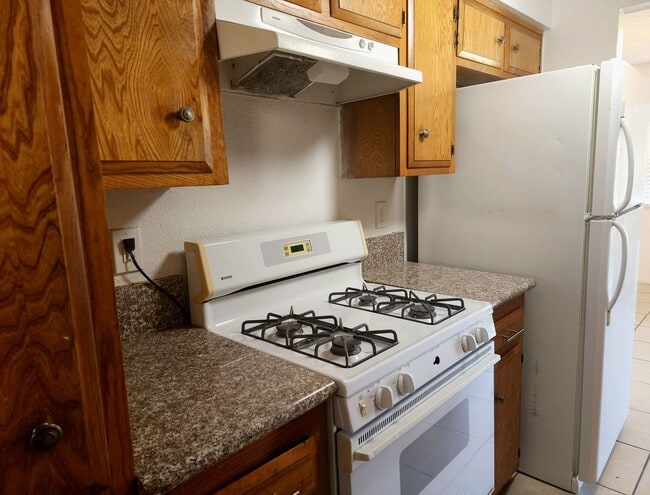 Building Photo - SW-3 bedrooms 2.5 baths condo