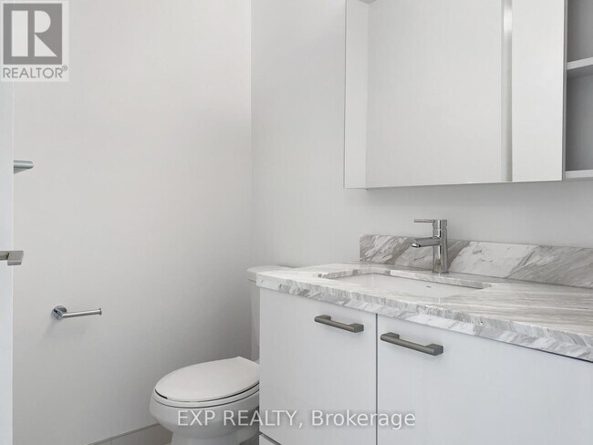 Photo du bâtiment - 2221 Yonge St