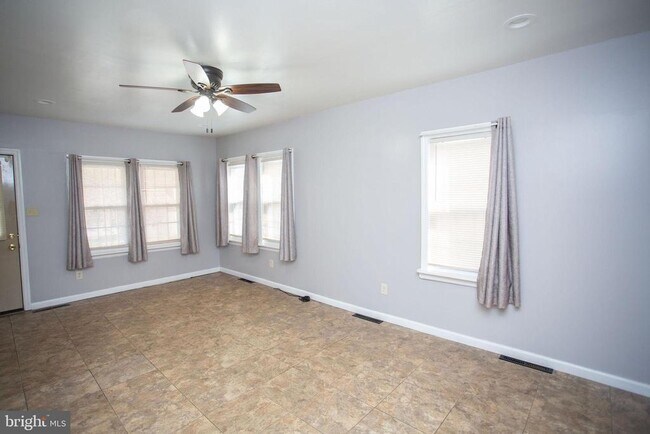 Building Photo - 34 E Oak Ave