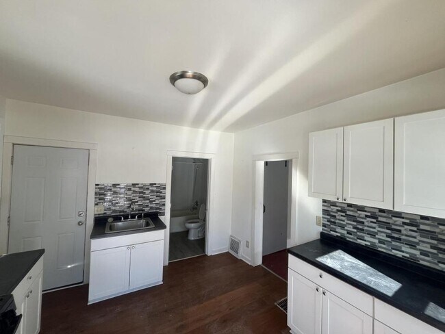 Building Photo - 460 Orchard Ave, apt 2