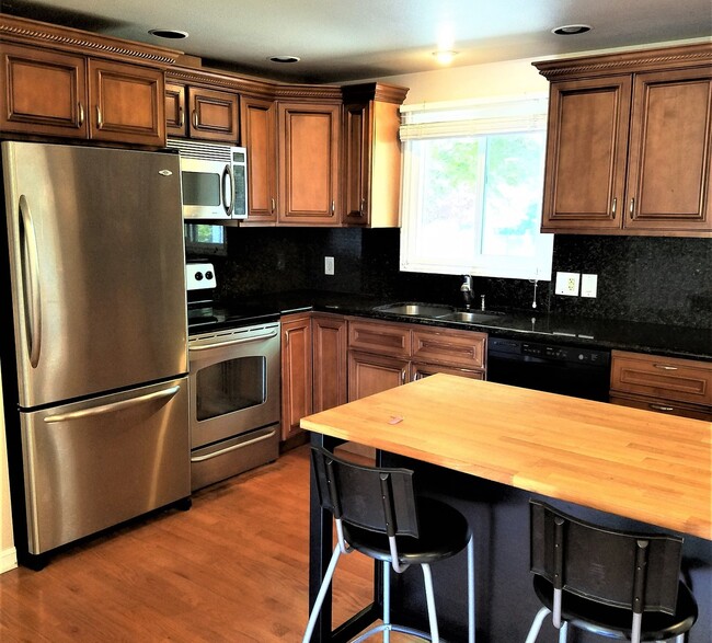 Foto del edificio - Gorgeous well maintained 4 bed house avail...