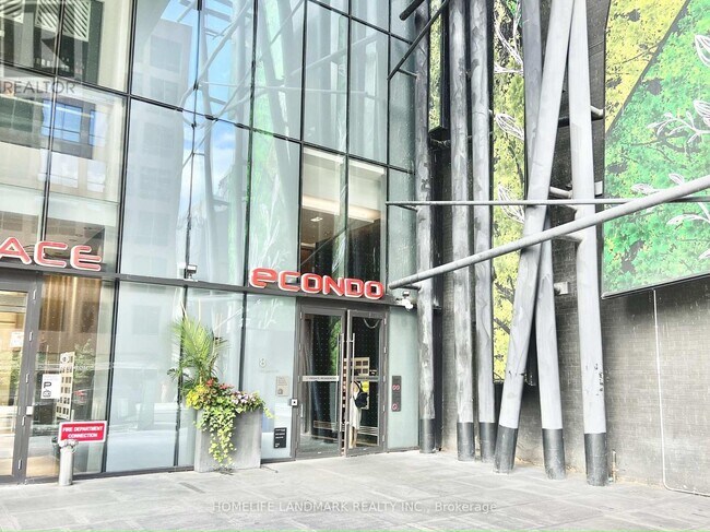 Photo du bâtiment - 8 Eglinton Ave E