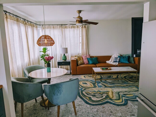 Sala de estar - vista desde la cocina - 308 Seaview St