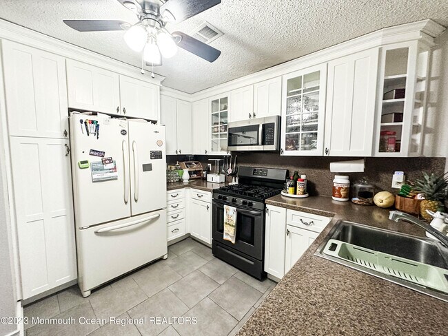 Building Photo - 20 Tulip Ln