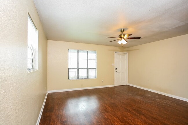 Building Photo - 913 Joe Bailey St