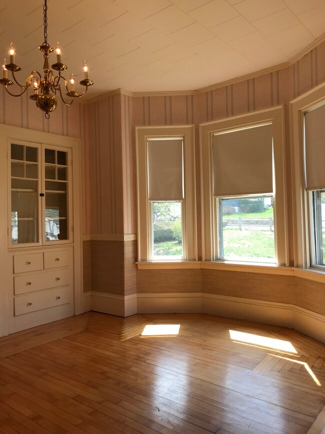 Building Photo - 8 Meridian St