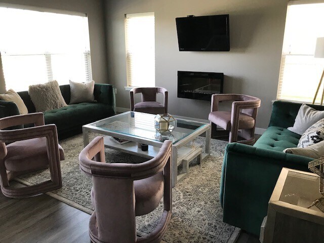 Gran cantidad de ventanas - 4837 E Court St