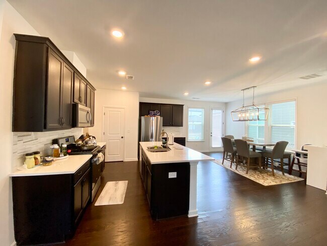 Building Photo - 4704 Dewitt Dr