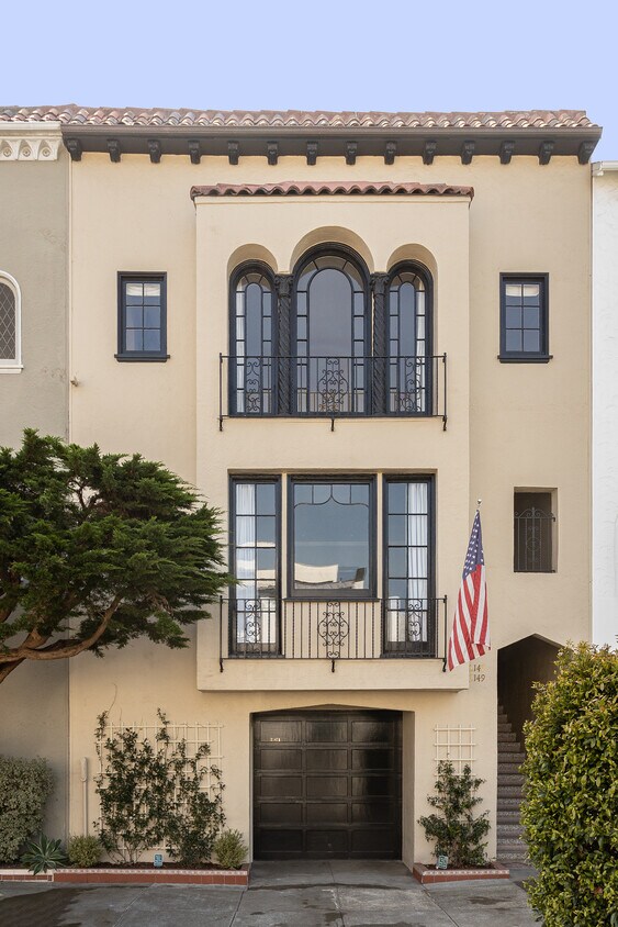 Primary Photo - 2147A Bay St