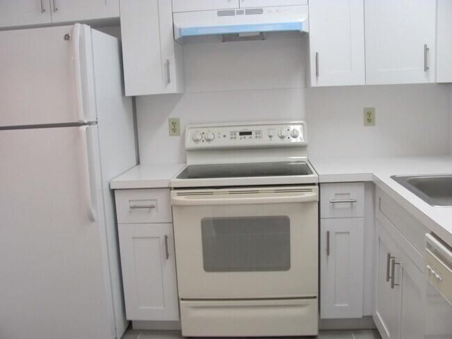 Building Photo - 4575 Lucerne Lakes Blvd W