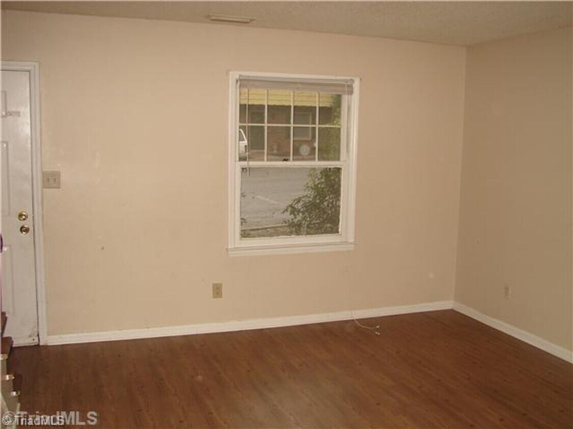 Building Photo - Move-In Ready 2BR/1.5BA End-Unit Townhouse...