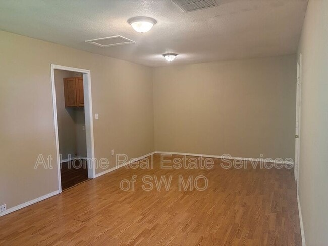 Building Photo - 1125 S Lone Pine Ave