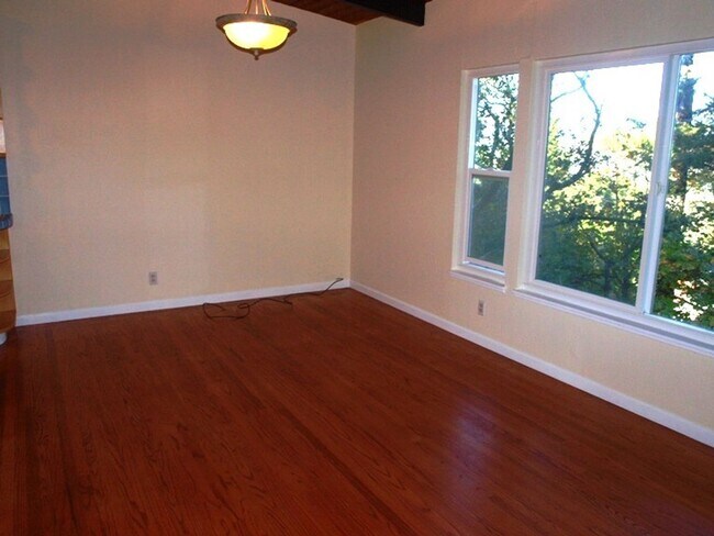 Foto del edificio - Pet Friendly Mill Valley Home w/ Hardwood floors and View