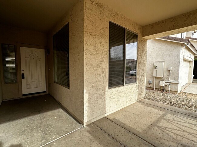 Foto del edificio - GREAT 3 BEDROOM 2.5 BATHROOM PLUS DEN SURP...