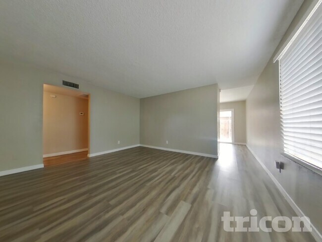 Foto del edificio - 1205 E Grove Cir