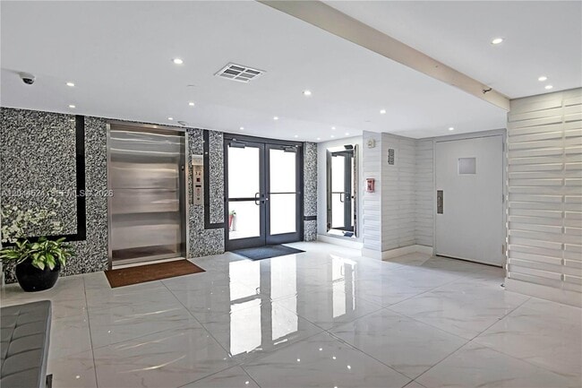 Foto del edificio - 16919 N Bay Rd