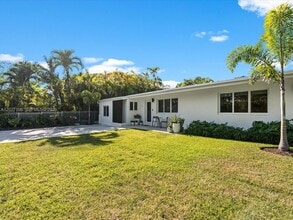 Building Photo - 1945 Alamanda Dr