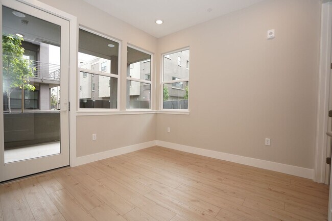 Foto del edificio - New Construction End Unit Luxury Townhome in Central Sunnyvale Location!