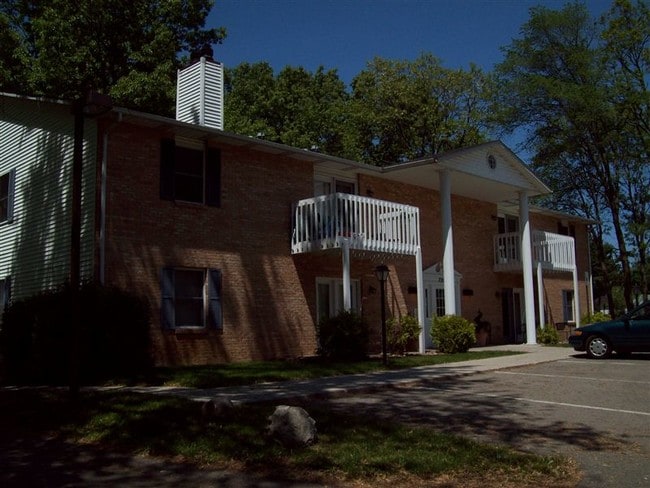 Building Photo - 723 Duke Ln