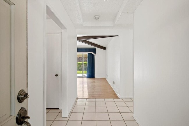 Foto del edificio - Charming 3-Bedroom Home with Garden Oasis