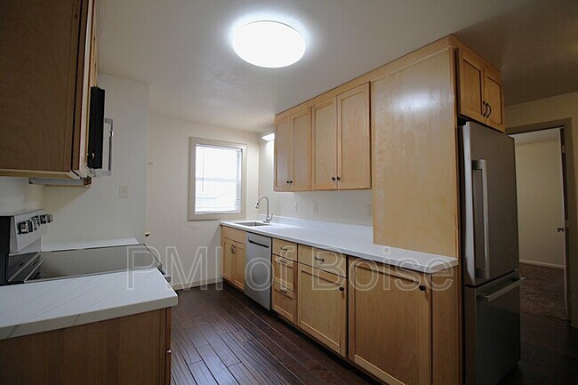 Building Photo - 2113 E Oak St