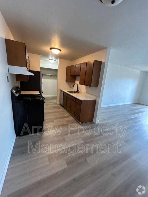 Building Photo - 215 E Arbor Ave