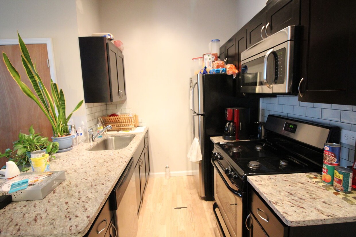 Foto principal - 1758 W Greenleaf Ave