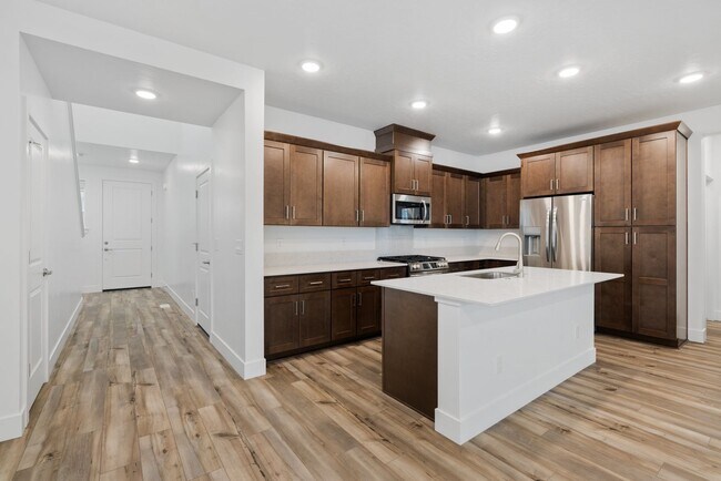 Foto del edificio - Move-In Ready Elegance - 4 Bedrooms! Pet Fridley!